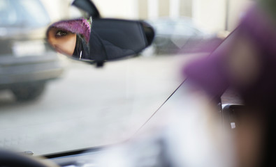 Frau im Rückspiegel