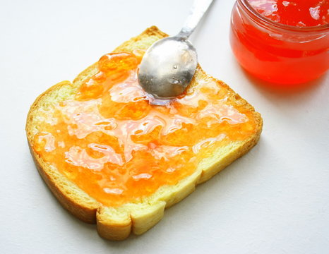 tranche de brioche et confiture de coing