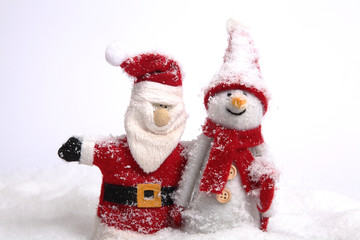 Weihnachtsmann und Schneemann Arm in Arm