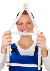 heimwerkerin schaut durch zollstock