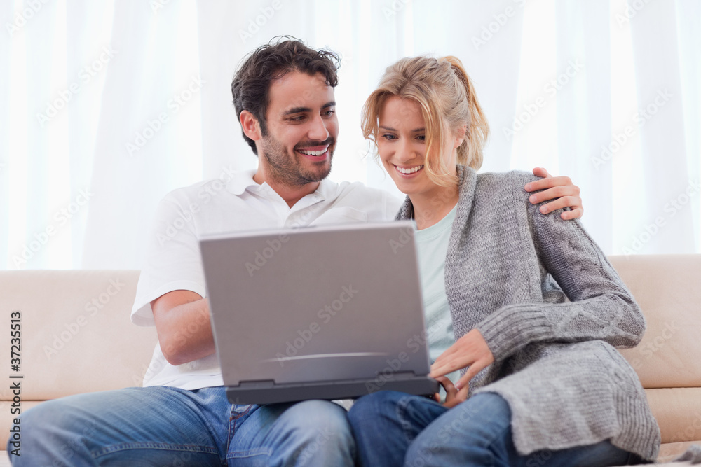 Poster Couple using a notebook