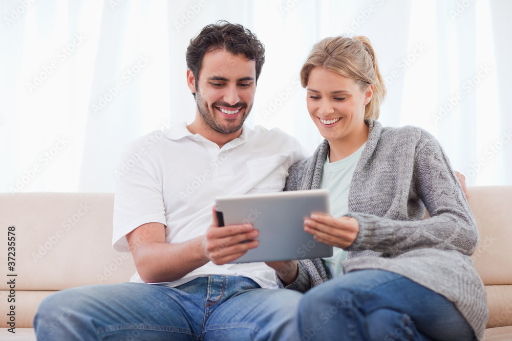 Aufkleber couple using a tablet computer