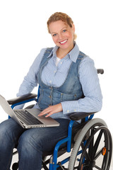 gehbehinderte frau im rollstuhl mit laptop