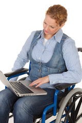 rollstuhlfahrerin schaut interessiert auf das laptop