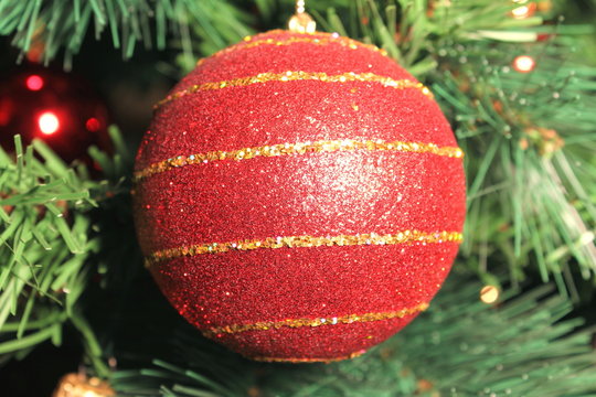 Sfera rossa che pende dall'albero di Natale