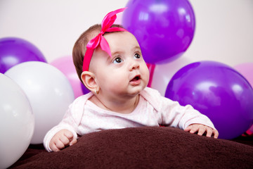 Fototapeta na wymiar dziewczynka bawi się z balonów