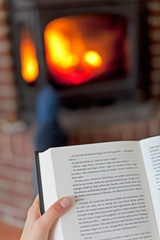 Lesen am Kamin