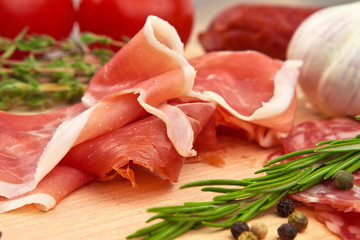 Schinken und Salami auf einem Brettchen