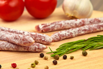 Minisalami auf einem Brettchen