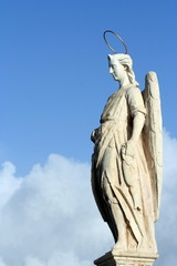 Statua di angelo tra cielo e nuvole