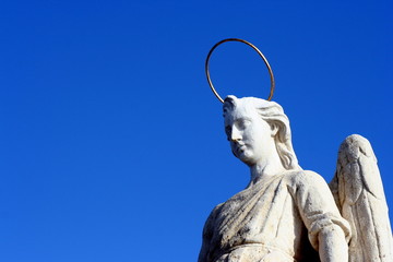 statua in pietra di angelo con aureola