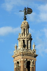 Fototapeta na wymiar Torre della Giralda, cattedrale di Siviglia