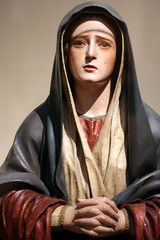 Statua d Vergine addolorata che piange