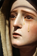 statua di Madonna Addolorata che piange
