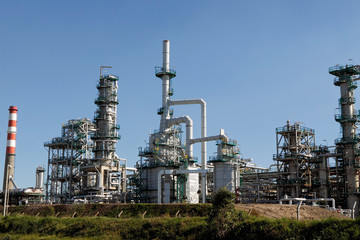 Fototapeta na wymiar Rafinerii ropy naftowej i powerplant