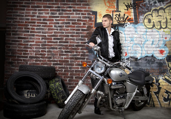 Obraz na płótnie Canvas Człowiek i motocykl