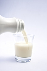 botella echando leche en el vaso