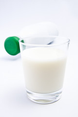 vaso de leche con botella