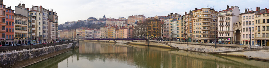 Fototapeta na wymiar właściwości czerwonego krzyża w Lyonie dla saone dokach