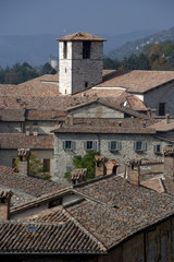 Fototapeta na wymiar dachy domów i wieży w Gubbio
