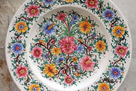 piatto di ceramica dipinto e decorato a mano