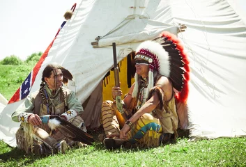 Deurstickers Noord-Amerikaanse Indiaan in volle jurk. Wederopbouw © Shchipkova Elena