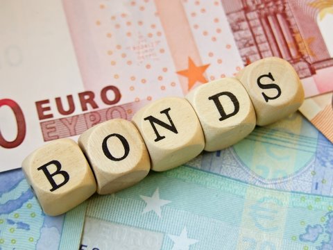 Eurobonds, Euro Bonds, Wort "Bonds" aus Buchstabenwürfeln auf Euro-Scheinen