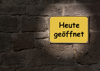 Fototapeta premium Gelbes Schild. Heute geöffnet
