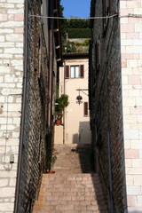 vecchio vicolo con scale ad Assisi, Italia