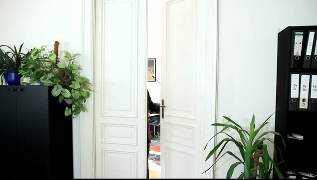 Ein Mann jubelt im B&uuml;ro