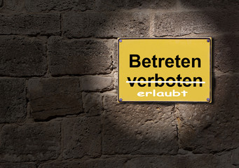 Obraz premium Gelbes Schild. Betreten erlaubt