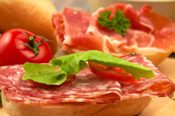 Belegte Brötchen mit Salami und Schinken