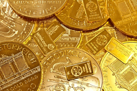 Goldmünzen und Goldbarren
