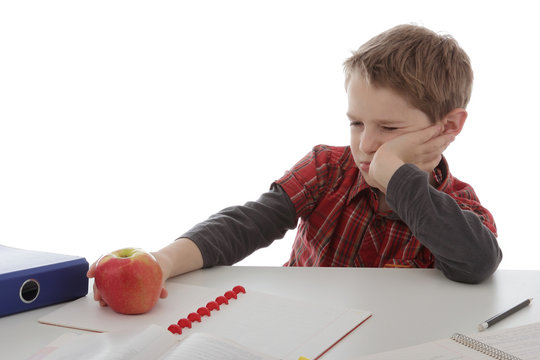 enfant gar&ccedil;on d&eacute;testant les pommes