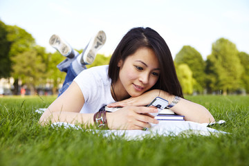Mädchen tippt SMS, liegen