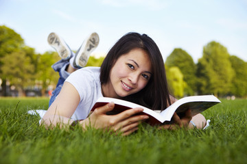 M&auml;dchen liest Buch, liegen
