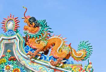 Fototapeta na wymiar Colorful Chinese dragon on temple roof