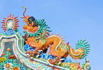 Obraz premium Colorful Chinese dragon on temple roof