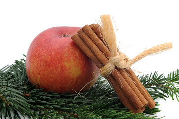 Apfel und Zimtstangen