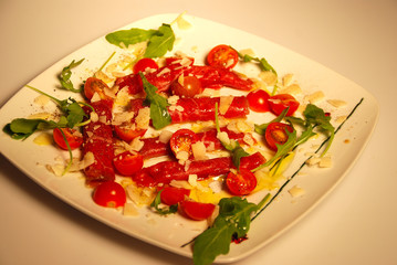 COMIDA. CARPACCIO CON QUESO PARMESANO