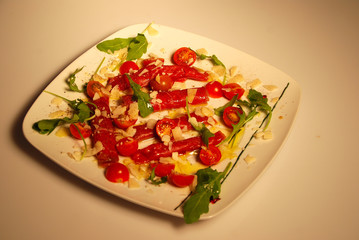 PLATO ELABORADO. CARPACCIO CON QUESO PARMESANO