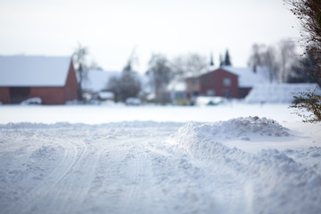 Fototapeta na wymiar Sterty śniegu na drogi