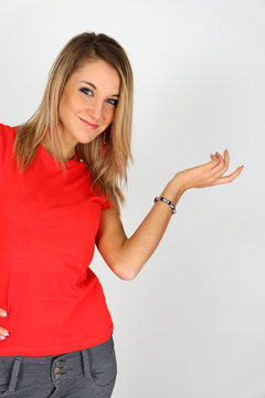 ragazza bionda con maglietta rossa