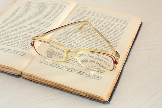 vecchio libro e occhiali della nonna