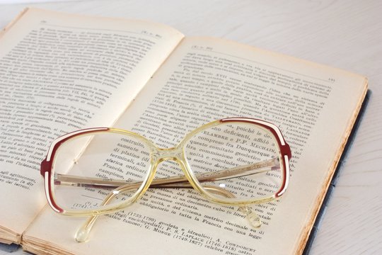 vecchio libro e occhiali della nonna