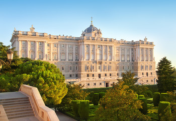 Fototapeta na wymiar Madryt Palacio de Oriente pomnik