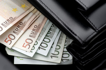 Banconote  dentro borsa di pelle nera..