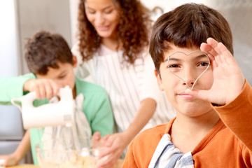 Familie beim Plätzchen backen
