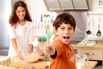Familie beim Plätzchen backen