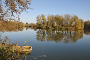 Vieille barque sur un &eacute;tang en automne